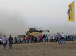 Auf Gut Seligenstadt wurden Produktinnovationen bei Traktoren, H�ckslern und M�hdreschern vorgef�hrt.&copy; New Holland