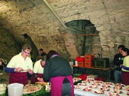 Arbeiten in den Katakomben: Doris Zeitz sowie ihre Helferinnen und Helfer freuen sich schon auf das n�chste Mal, wenn wieder heimische Spezialit�ten zum Fr�nkischen Wein in Hammelburg gereicht werden k�nnen. 
