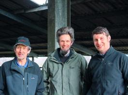 Klaus-Dieter, Matthias und Florian K�nig (von links) bewirtschaften als Gesellschafter gemeinsam die K�nig GbR im nieders�chsischen Altenmedingen. Vater Klaus-Dieter sagt, ihm war es wichtig, dass seine S�hne nicht nur als 