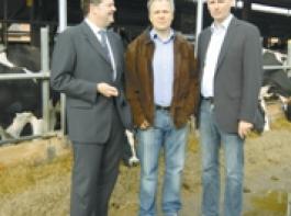 Nordmilchsprecher Hermann Cordes, Landwirt Fred Arkenberg und Landvolk-Vizepr�sindent Heinz Korte (v.r.n.l.) setzen sich f�r ein gemeinsames Ziel ein: Einen h�heren Milchpreis.
Foto: Marheineke