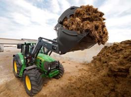 Quicke Frontlader Q78 an einem John Deere Traktor&copy; Al�