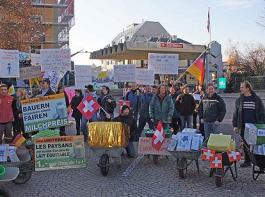Milchbauern protestieren gegen die Schweizer Butterexporte. � LID 