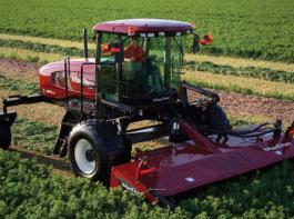 Die R85 Schwadm�her-Serie von MacDon hat Vors�tze bis 4,9 Meter Arbeitsbreite und Motorleistungen bis zu 231 PS.&copy; MacDon
