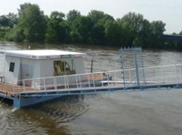Kein Schiffsanleger, sondern ein so genanntes Flusskraftwerk wurde bei Magdeburg am Elbufer installiert (Foto: Werkfoto)