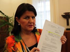 Salzburgs Landeshauptfrau Gabi Burgstaller mit der EU-Anlastungsforderung &uuml;ber 64 Mio. Euro an &Ouml;sterreich.&copy; Werkbild