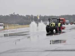 Wenn bei knapp 50 km/h die Wassers�ule pl�tzlich hochschie�t, dann ist Reaktion gefordert. Beeinflusst wird das Fahrverhalten auch stark von der Drillkombination.&copy; Leymann