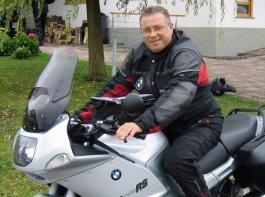 Thomas Bortz, Gesch�ftsf�hrer des deutschen Verkaufshauses der Kverneland Group, auf seinem Motorrad. &copy; Agrartechnik