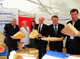 Das Bild zeigt (v. l.) Hans Epp (Milchwirtschaftlicher Verein Allg�u-Schwaben), Dr. Maria Linderer (Landesvereinigung der Bayerischen Milchwirtschaft), Milchk�nigin und Fleckvieh-Jungz�chterin Beate Deisenhofer sowie Uli Hoene� (Schutzverband N�rnberger Bratw�rste) und Landwirtschaftsminister Helmut Brunner mit Umweltminister Dr. Markus S�der. Foto: StMELF
