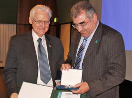 Professor Dr. Klaus B�hme (l.) bei der Preisverleihung durch DBV-Vizepr�sident Udo Folgart.&copy; DBV
