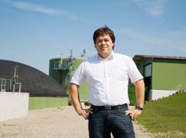 Biogaserzeuger Martin Feirle spart Stromkosten, indem er g�nstigeren Strom �ber LandEnergie bezieht. �ber das online-Portal kann er seinen Verbrauch sehr genau verfolgen (Foto: Lunzner).
