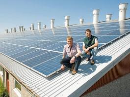 Die polykristallinen Module von REC bringen auch bei weniger g�nstigen Dachausrichtungen nach Osten und Westen noch gute Ertr�ge.