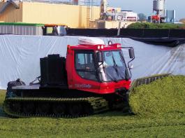 F�r die Arbeit auf dem Maissilo wird der Pistenbully mit einem 12-Wege Schiebeschild ausger�stet.&copy; K�ssbohrer AG