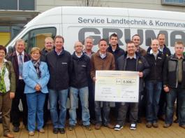Das Landtechnik-Vertriebsteam der Gruma Nutzfahrzeuge GmbH bei der �bergabe des Schecks an das Kinderhospiz St. Nikolaus. &copy; Gruma