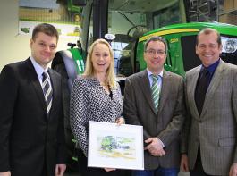 Erste Gratulanten an Dorothee Renzelmann und Bernd Gneist (beide LVD Krone) zur Er�ffnung der erweiterten Schm�llner Filiale waren John Deere Gesch�ftsf�hrer Helmut Korth�ber und Dr. Olaf Tur� (John Deere Verkaufsleiter Mitte).&copy; Krone