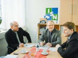 LAND & Forst-Chefredakteur Ralf Stephan (l.) diskutierte mit der ISN-Spitze (Mitte Dr. Torsten Staack, r. Heinrich Dierkes) �ber k�nftige Herausforderungen der Branche. Foto: Diekmann-Lenartz
