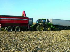 Umladetechnik beim Maisdrusch auf dem Betrieb Koch: Der 8345 RT zieht einen Umladewagen Lomma UW 280 und l�dt am Feldrand auf LKW mit Fliegl-Sattelaufliegern. 