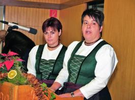 F�r eine angenehme Atmosph�re sorgten die Organisatorinnen, die stv. Bezirksb�uerinnen Josefine D�nser (l.) und Andrea Domig. 