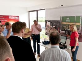 Die anwesenden Betriebsleiter zeigten sich sehr interessiert an dem Programm.&copy; Pioneer Hi-Bred Northern Europe