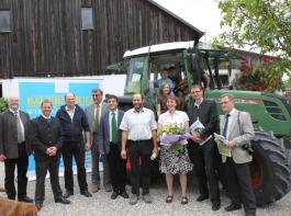 Der Gewinner Andreas Hutter (kurz�rmlig) nahm seinen neuen Schlepper in Empfang.
