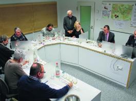 In der Weinpr�fstelle konnten die Fr�nkische Weink�nigin Sabine Ziegler und Weinbaupr�sident Artur Steinmann (r.) im Beisein des Regierungspr�sidenten Dr. Paul Beinhofer (stehend) an der sensorischen Weinpr�fung teilnehmen. &copy; Foto: Regierung von Unterfranken