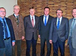 Freuen sich �ber eine gute Zuckerr�benkampagne: Christian Beil,  RFZ-Gesch�ftsf�hrer, Dr. Jochen Fenner, Vorsitzender des Verbandes Fr�nkischer Zuckerr�benbauer, Dr. Klaus Ziegler, VFZ-/Arge-Gesch�ftsf�hrer, Dr. Rainer Schechter, designierter Nachfolger von Reinhold K�hler, Leiter des Gesch�ftsbereichs R�ben/Zucker bei der S�dzucker AG (2. v. r.), und R�beninspektor Ernst Merz. &copy; Foto: D�hn-Siegel