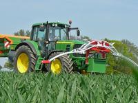 Traktor-im-Mais.jpg 
