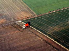 Bei Eingriffen in die Natur sollte der Fl�chenverbrauch zu Lasten der Landwirtschaft deutlich verringert werden.&copy; M�hlhausen/landpixel