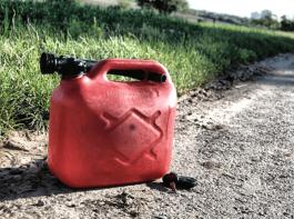Was kostet Diesel in den kommenden Monaten? Preissicherheit verspricht die Rohstoffabsicherung von Maschinenringen und Bayern LB.&copy; Pascal Can/aboutpixel.de