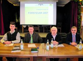 Bei der Herbstversammlung der Forstwirtschaftlichen Vereinigung Oberbayern e. V. (FV Obb.) nahmen auf dem Podium Platz: (v. l.) Andreas Tyroller (Gesch�ftsf�hrer FV Obb.), Josef Denk (1. Vorsitzender FV Obb.), Sepp Spann (Pr�sident des Bayerischen Waldbesitzerverbandes) und Alfons Leitenbacher (Bayerisches Staatsministerium f�r Ern�hrung, Landwirtschaft und Forsten). &copy; Foto: Holly