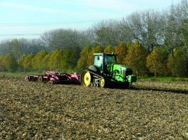 Stoppelbearbeitung nach K�rnermais in der Lommatzscher Pflege: Der 8345 RT zieht einen 6 m TopDown von V�derstad. Fotos: Volk (4), M�bius (4) 