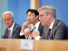Vorstellung der Kabinettsbeschluesse zur Energiepolitik in der Bundespressekonferenz: Norbert R�ttgen, CDU, Bundesumweltminister, Philipp R�sler, FDP, Bundeswirtschaftsminister und Vizekanzler und Peter RAMSAUER, CSU ,Bundesverkehrsminister in Berlin (von links).&copy; Thomas Trutsche/photothek.net