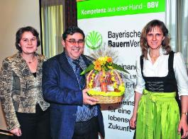 Mit Spezialit�ten aus der Region dankten Kreisb�uerin Kathrin Lang (l.) und ihre Stellvertreterin Martina Meyer-Gollwitzer dem Referenten Fritz Kroder von der landwirtschaftlichen Familienberatungsstelle Ebermannstadt. &copy; Fotos: Fuchs