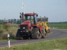 Traktor auf der Stra�e&copy; Agrarfoto