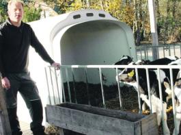 Wilfried Kahrs stallt nach zwei bis drei Wochen einige K�lber in Gro�raumiglus ein.&copy; Ahlers