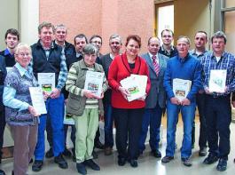 Als Z�chter von positiv gepr�ften Bullen geehrt: Hans Auinger (Stetten), Helmut Brunner (Tauberschallbach), Dieter B�rger (Wiebelsheim), Werner Carl (Ebersbach), Hans Daubinger (Spielberg), Siegfried Gr�nes (W�stph�l), Erwin und Luise Katheder (Bubenheim), Friedrich Lechler (Langensteinbach), Walter Rauch (Equarhofen), G�nther Rieger (Absberg), Helga Schirmer (D�rflein), Hilmar Seufferlein (Uffenheim, Karl-Heinz Steinacker (Unterwinstetten) und Werner Wagner (Kolbenhof). &copy; Fotos: Arnold