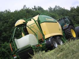 Die Krone Comprima CV 210 XC presst als klassische Lohnunternehmermaschine Ballen mit bis zu 2,05 m und wickelt bis zu 1,75 m Durchmesser. Mehr bietet derzeit kein Wettbewerber. &copy; Foto: Mumme