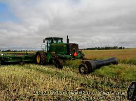 John Deere D450 mit 10,82 Meter M�hvorsatz in Kanada.&copy; J�rn Gl�ser