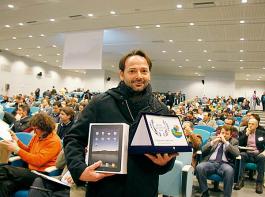 Gewinner: Biogasbetreiber Giovanni Bonaglia bekam von BTS Italia SRL den Biogas Award 2011 f�r die meisten Volllaststunden �berreicht. Der Preistr�ger erreichte 8693 Volllaststunden.