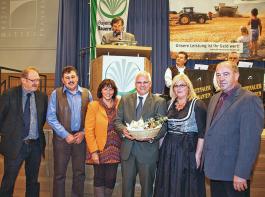 Ernst Kettemann und Christine Reitelsh�fer bedankten sich mit regionalen Produkten bei Peter Bleser im Beisein von Christina D�mmler, Reinhold Meyer und Hans Schwarzbeck f�r das Referat (v. r.).
Foto: Arnold

 
