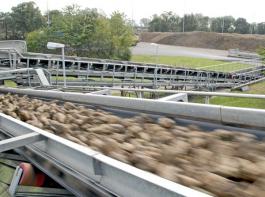 Jeden Tag werden in der Zuckerfabrik in Plattling 15.000 Tonnen R�ben verarbeitet.&copy; M�hlhausen/landpixel