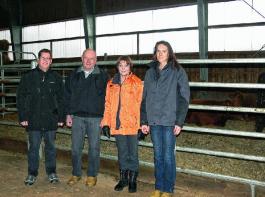 Gr�nland Spessart am Start: ( v. l.) Stefan K�hler, Kreisobmann im Landkreis Aschaffenburg und stellvertretender BBV-Bezirkspr�sident Unterfrankens, freut sich mit den Betriebsinhabern des Conradhofes, Wolfgang und Doris Staab, sowie der Betriebsleiterin Monika Lesmeister. Ihr Betrieb umfasst 30 Hektar reines Gr�nland und 20 M�tterk�he (Angusrinder) mit Nachzucht. &copy; Fotos: Pfaff