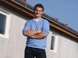 Junglandwirt Johannes M�ller aus Bayern hat mit einem Businessplan seinen Stallbau durchgerechnet und erfolgreich investiert.&copy; Julia Davids
