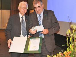 Udo Folgart, Pr�sident des Landesbauernverbandes Brandenburg und  
Vizepr�sident des Deutschen Bauernverbandes, �berreicht die  
Ehrenplakette des DBV an Prof. Klaus B�hme.  &copy; Hahn