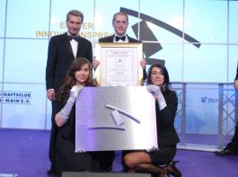 G�nther Oettinger (li.), EU Kommissar und Cem Peksaglam (re.), Wacker Neuson, Sieger Kategorie Mittelst�ndische Unternehmen