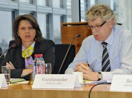 Landwirtschaftsministerin Ilse Aigner und der Agrar-Ausschussvorsitzende Hans-Michael Goldmann.&copy; Deutscher Bundestag/Hermann Josef Mueller