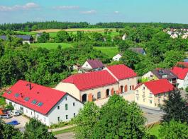 In Haunsheim im Landkreis Dillingen wurde im Rahmen der Dorferneuerung die ehemalige Schloss�konomie zu einem sozialen, kulturellen und wirtschaftlichen Gemeindezentrum umgestaltet: (v. l.) der ehemalige Rossstall ist heute ein Dienstleistungs- und Gewerbezentrum, der 