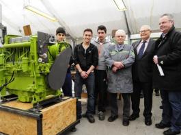 �bergabe des restaurierten Motors: die Sch�ler Orkan Aytan, Eric Zumdiek, Burak Ramadan, Motorenspezialist Willi D�pjohann, Helmut Claas und Hermann Hecker (v.l.n.r.)&copy; CLAAS