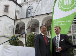 Leonhard Ost, Pr�sident des Bundesverbandes der Maschinenringe e.V. (links) und Gerhard R�hrl, Gesch�ftsf�hrer im BMR&copy; Werkbild