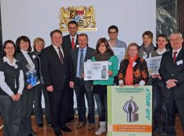 (v.l.n.r.) Dr. Cornelia Rauscher, Vernetzungsstelle Schulverpflegung, Marinanne Dasch, Firma Mental Top Gesundheitsakademie, Michaela Lobeck, Firma revos watercooler GmbH,  Ern�hrungsminister Helmut Brunner, Thomas Schl�ppmann, Firma Waterlogic GmbH, Hermann Brandl, B�rgermeister von Arnbruck, Vanessa Hanneder, Sonderp�dagogisches F�rderzentrum Herrieden, Lukas Krenz, Gymnasium Veitsh�chheim, Hildegard Brem Schulleiterin Grundschule Arnbruck, Bettina Karl, Firma Air Wolf GmbH, Tobias M�ller, Grund- und Mittelschule Hausham, Wolfgang Scherrle Firma Ionox Wassertechnologie GmbH.&copy; Foto Baumgart/StMELF 