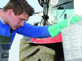 Bevor ein neues Mittel eingesetzt wird, ist die Gebrauchsanleitung zu studieren. Das gilt auch f�r neuere Packs von H�ndlern oder Genossenschaften mit Pr�paraten verschiedener Hersteller. &copy; agrarpress